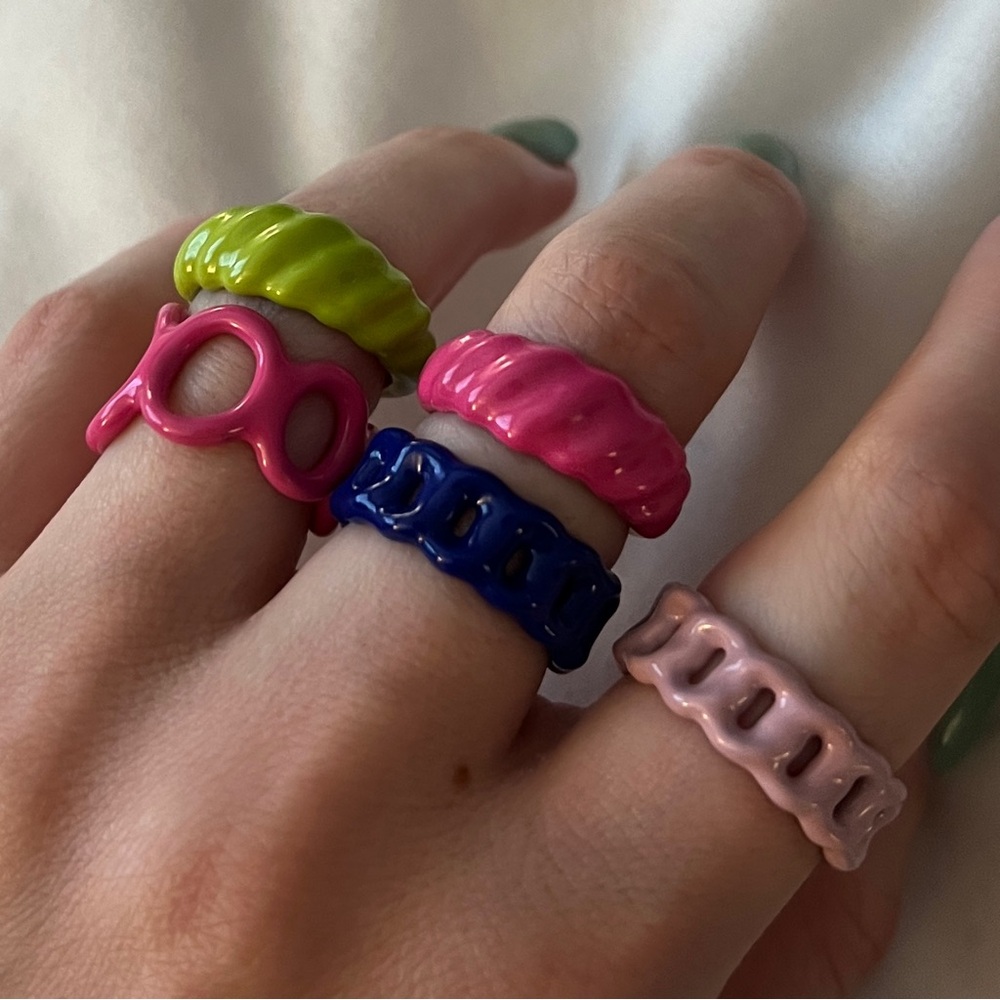 ✨Mega Bundle✨ Colourful Funky Acrylic Rings - Picture 4 of 5